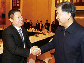 十九屆中央政治局常委，第十三屆全國(guó)政協(xié)主席汪洋與周海江握手合影